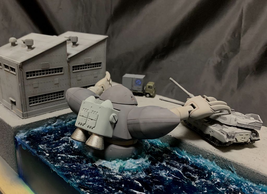 後ろから海面については透明プラ板をゴッグの腰に合わせて切り取り、クリアのコーキング剤で波を作りました。その後にクリアブルーとクリアグリーンを吹き重ね、再びコーキング剤で波頭を作っていきました。最後に波頭の先端などにフラットホワイトをチョンチョンと塗って作った簡単仕上です(;^ω^)