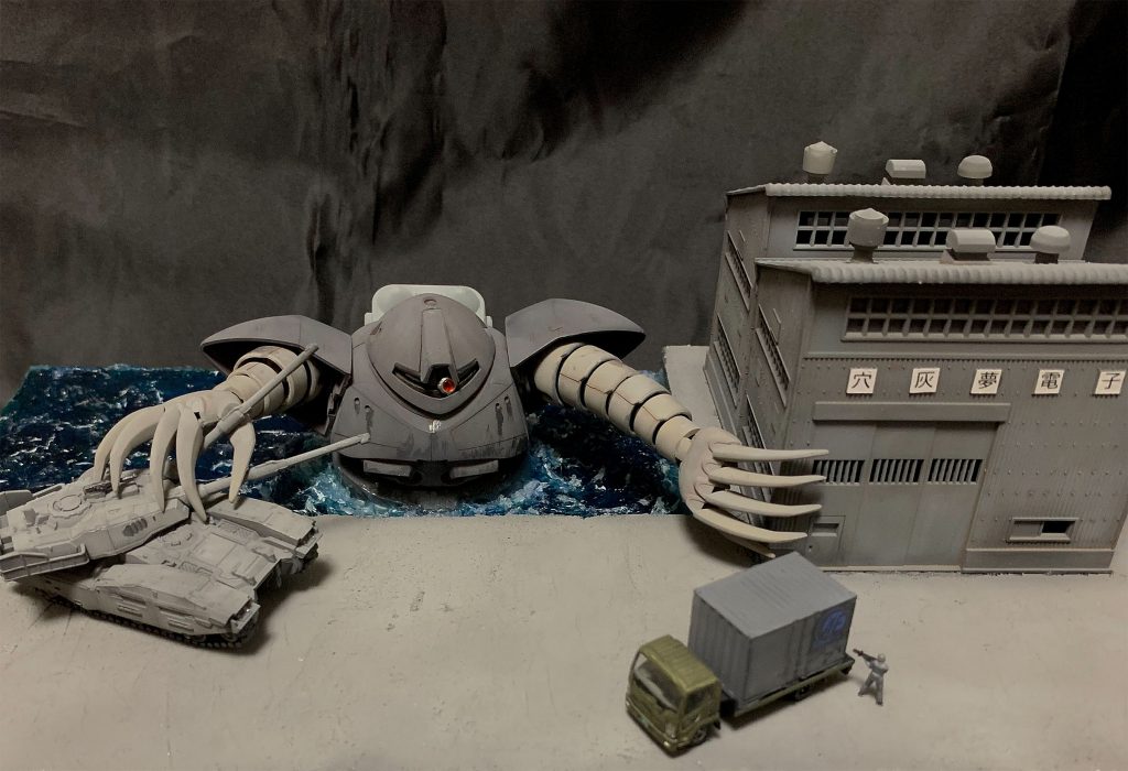 正面からの全景ゴッグ本体については設定色の茶色系ではなく、潜水艦のイメージでグレー系にしました。細々した部分として爪の先端とかは結構削って尖らせたり、核融合エンジンの冷却やアクアジェット推進のために海水を取り入れて、っていう設定があったんで排水口がないのも変だなということで胸の下側に排水溝としてダクトを付けたりしてます。