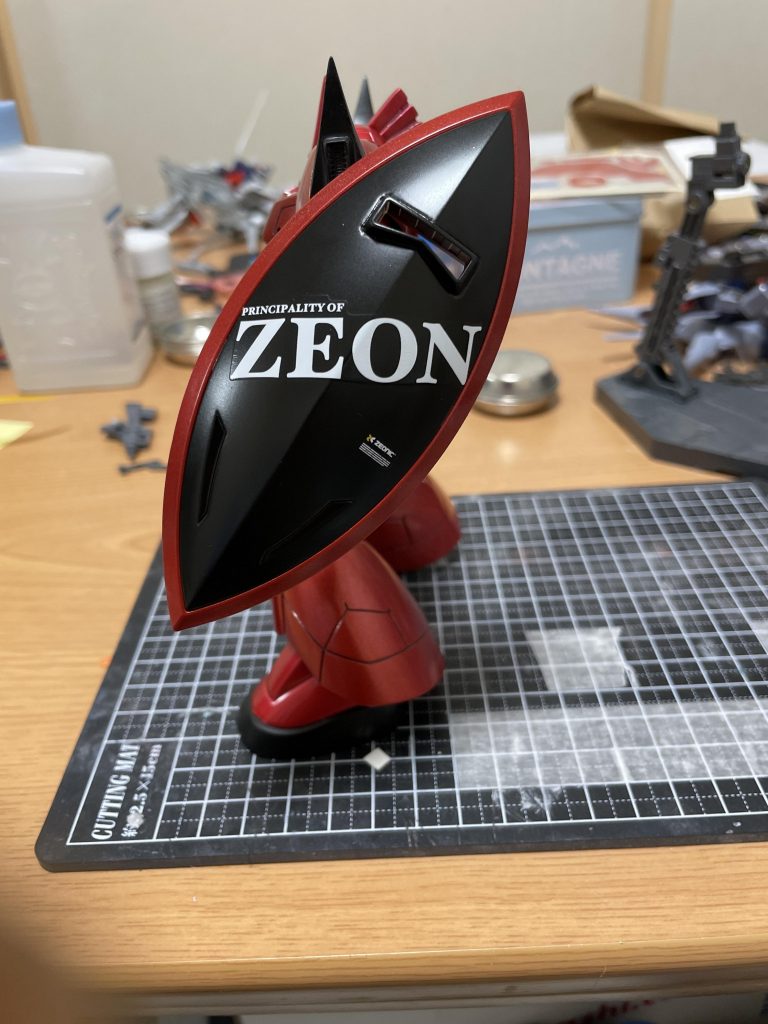 今回の会心のパーツはシールドです！YouTubeで学んだデカールの斜め貼りがマイブーム！！