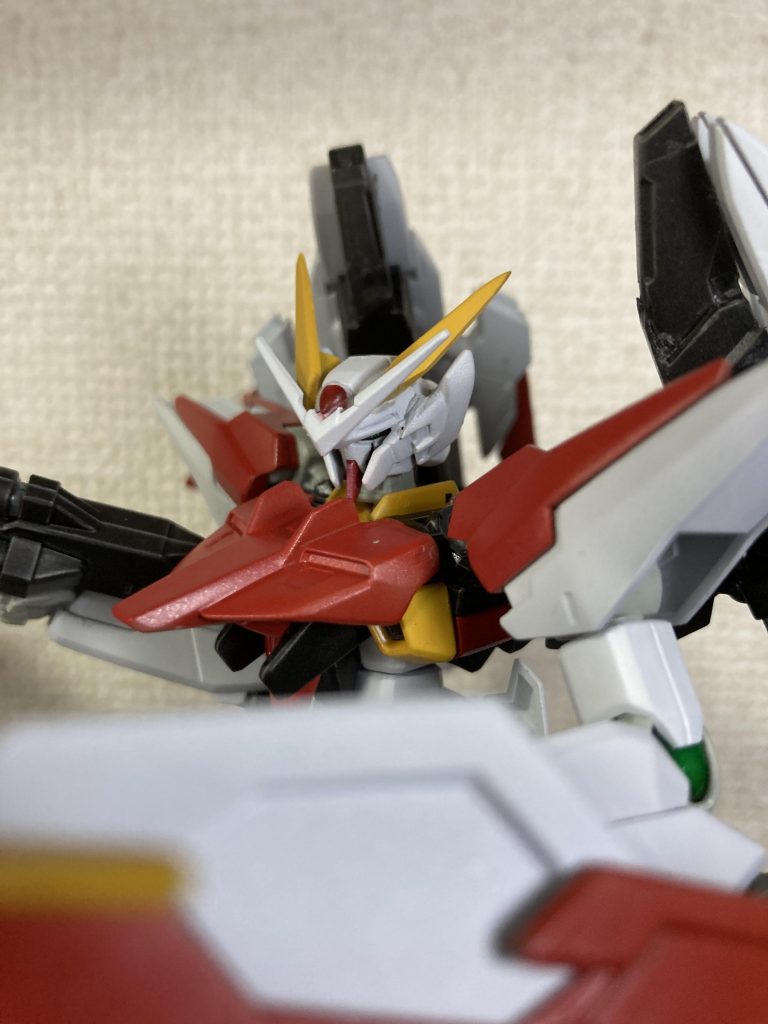 頭はハルートベースにウイングゼロ炎の頬(？)、エクシアのアンテナ、クアンタのクリアパーツで作成アップで見ると塗装ミスが目立つ(-.-;)
