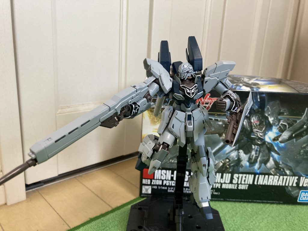 パッケージと同じポーズで。大型かつ重い機体なので、アクションベース1を推奨します。(アクションベース2だとバランスを崩す可能性があります)