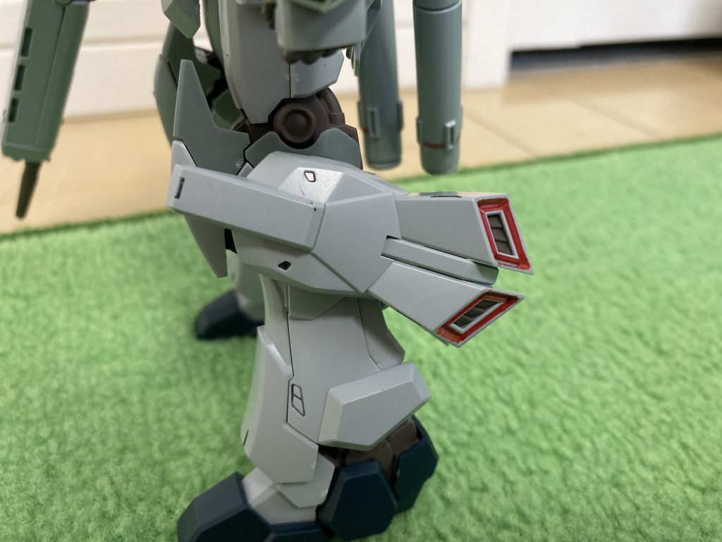 足のブースター(？)は独立可動しますが、赤色が足りなかったので塗りました。