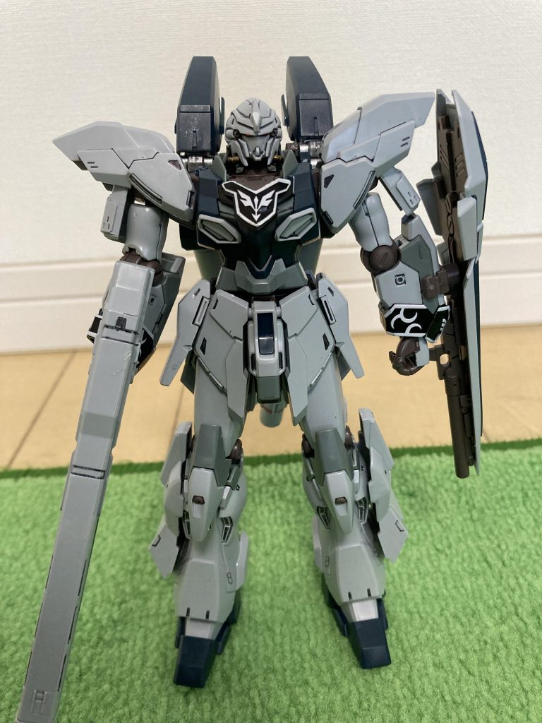 前から。シナンジュとは違ってツインアイです。実はシナンジュのプロトタイプ的なもので、連邦軍が開発したユニコーンガンダムの試作機「シナンジュスタイン」2体を袖付きが強奪し、改造したうちの一体がシナンジュ、もう一体がシナンジュスタインです。 お前ガンダムだったのか…