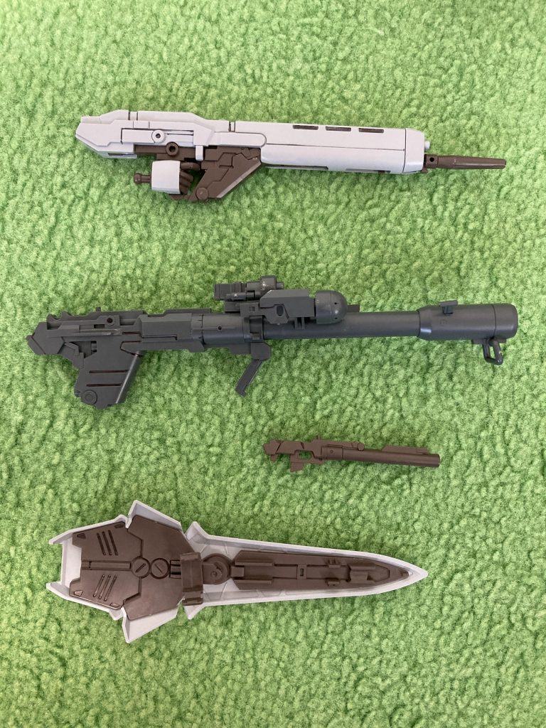 武装です。ビームライフル(シナンジュのものにジャケットをつけたもの)、バズーカ、そしてグレネードランチャーです。