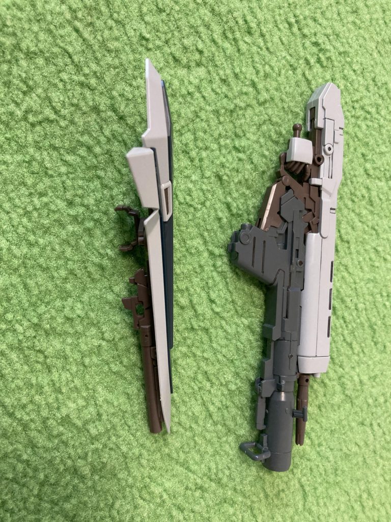 バズーカは組み替えることによりライフルに、グレネードランチャーはシールドにくっつけられます。ちなみにグレネードランチャーはライフルにもくっつけられます。