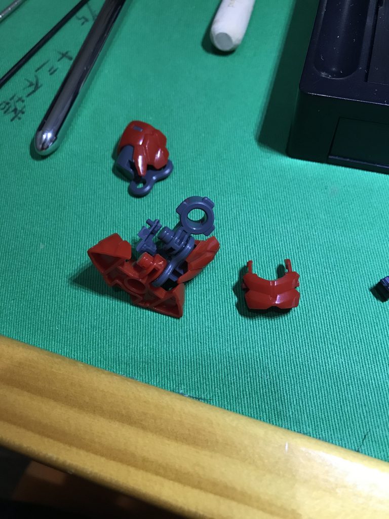 塗装のためにバラした腹筋周りパーツ。二度とバラしたくない、、、(^q^)