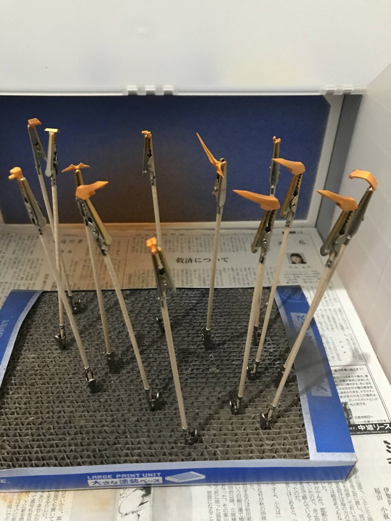 初めて使ってみたガンダムマーカーエアブラシ使い方は簡単で後始末もラクラク、さらに臭いも少なくて良かったですただ、割と早くペン先が乾いて塗料が出なくなるそんでもってティッシュか何かにペン先を数回押し込んで再セットして、塗料の出る量を調整してーっていう動作を何回も繰り返すので苦手な方は苦手かも、、、(自分は)マーカーを直塗りするよりは遥かに綺麗に塗れるので、溶剤使うのに抵抗ある方や、環境が限られてる方にはオススメですね逆にすでにエアブラシで塗装できる環境がある方にはオススメしません(^q^)ちなみにエア缶ではなく、「GSIクレオス Mr.リニアコンプレッサー L5/レギュレーターセット PS310」を使用しています