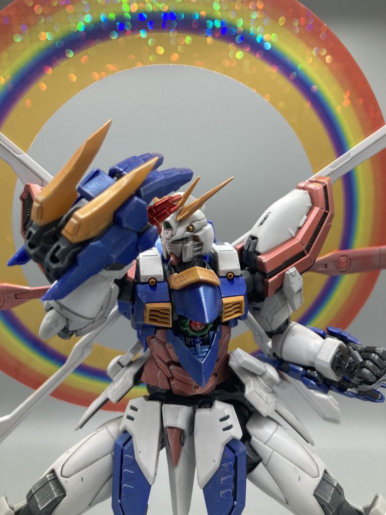 白とフレームは成形色のままハンドパーツはタミヤのガンメタルTS-38で塗装赤、青、黄色はガンダムマーカーエアブラシで塗装使用した色はガンダムマーカーの赤 → メタリックセット レッド GM155青 → メタリックセット ブルー GM153黄色 → メタリックオレンジ GM175