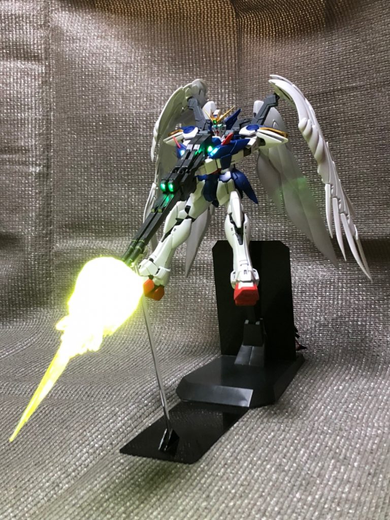 全体の写真　ムラなく発光するようにLEDを結局20個以上詰め込んでしまいました