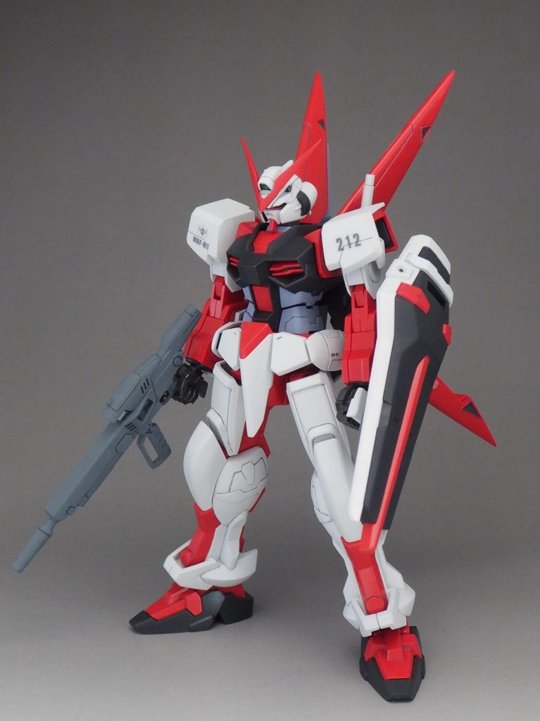 古いキットですが全体的にいいキットでした。工作としては合わせ目消し・表面処理と各部のシャープ化をしたのみで、あとは首を0.5mm延長した以外はそのままのプロポーションです。スジボリは肩アーマーとフロントアーマーにほんの少しだけ追加。唯一の不満は黒一色成型だったシールドで、ここは綺麗に塗り分ける自信がなかったので、表面パーツをいくつかに分割・整形してから個別に塗り分けしました。対艦刀はあまり好みではなかったため、サイドアーマーのジョイント穴ごとオミットしています。