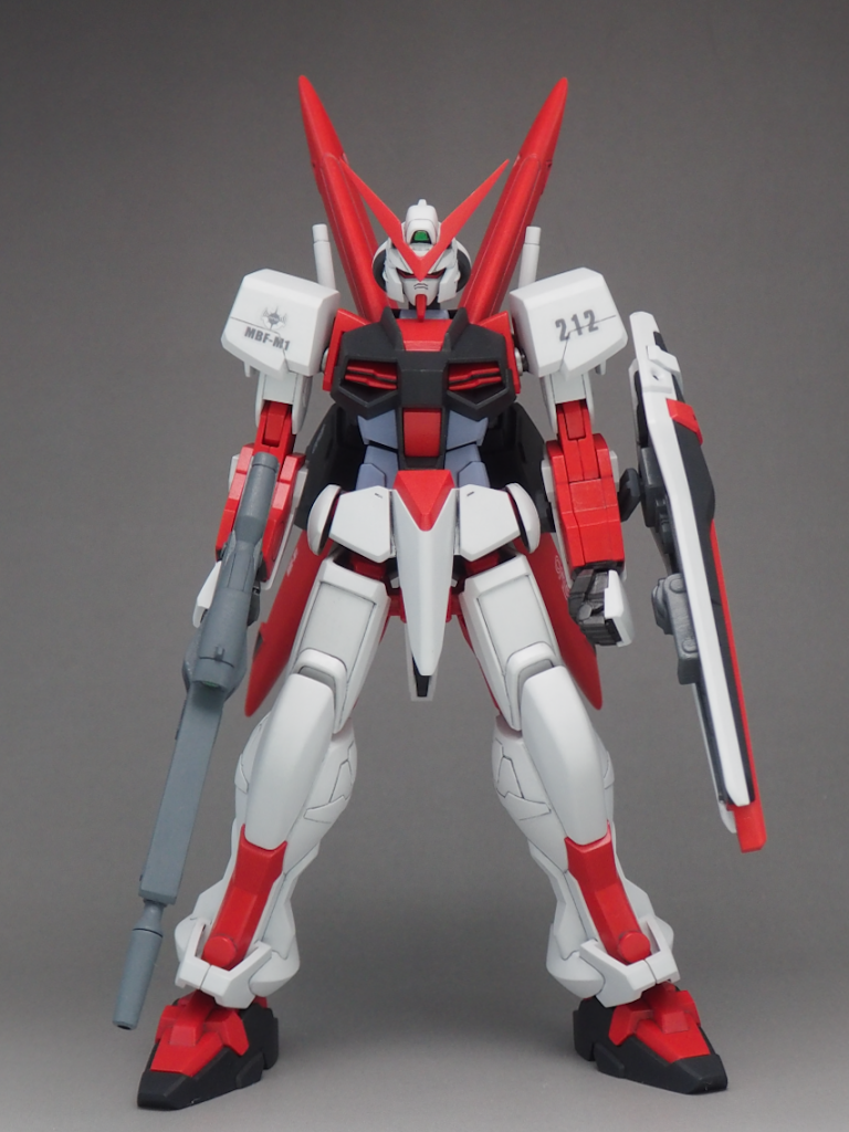 正面から。太すぎず細すぎず、いいバランスだと思います。穴のない左手用の握りこぶしが付属しているのも好印象です。