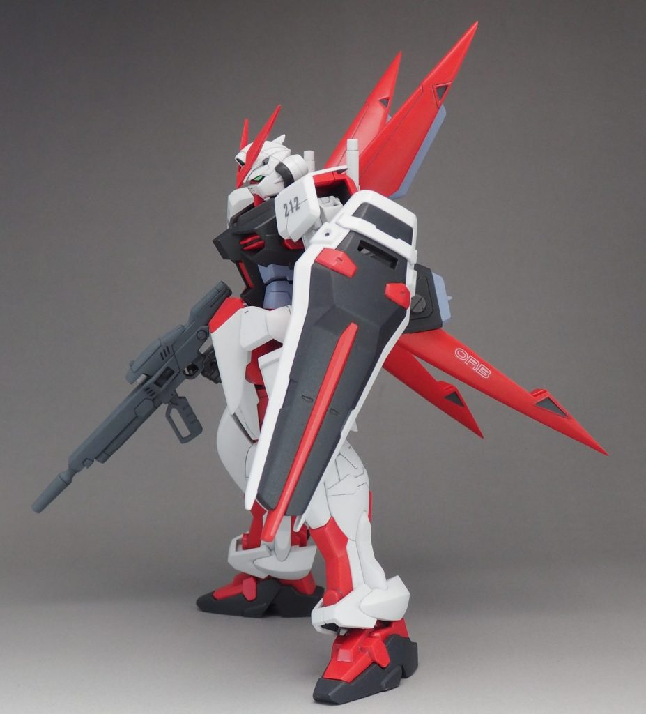 一番好きなアングルです。工作でスラスターがシャープなシルエットになって満足。ですが調子にのって尖らせすぎたので転倒・破損が怖いです。