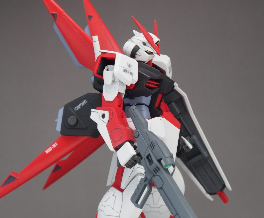 頭部アンテナは途中から太くなっている部分をより太くしてから全体を削り込み、劇中に近いメリハリのある形状にしました。ツインアイはミラーフィニッシュの上から塗装、ライフルセンサーにはHアイズを追加しています。各種マーキングはキット付属のテトロンシールにて。機体ナンバーは212のマユラ機仕様。3人娘の中で一番好きです。