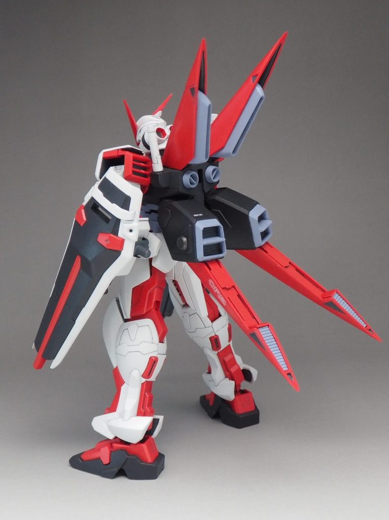 バックパック側面のジョイント穴は市販のモールドパーツで蓋をしています。また下部ノズルの先端がスカスカだったので市販のパーツでダクト風にしています。