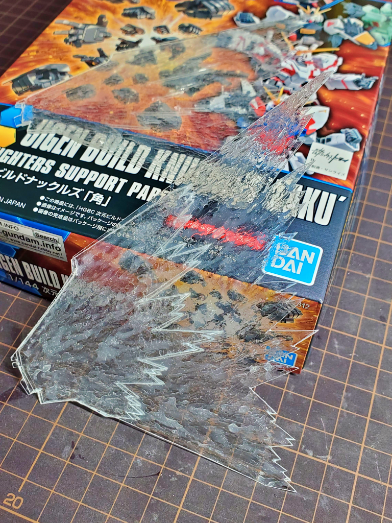 光の翼は透明のプラ板を重ねて表面に木工用ボンドを塗りたくってそれっぽく仕上げてます。