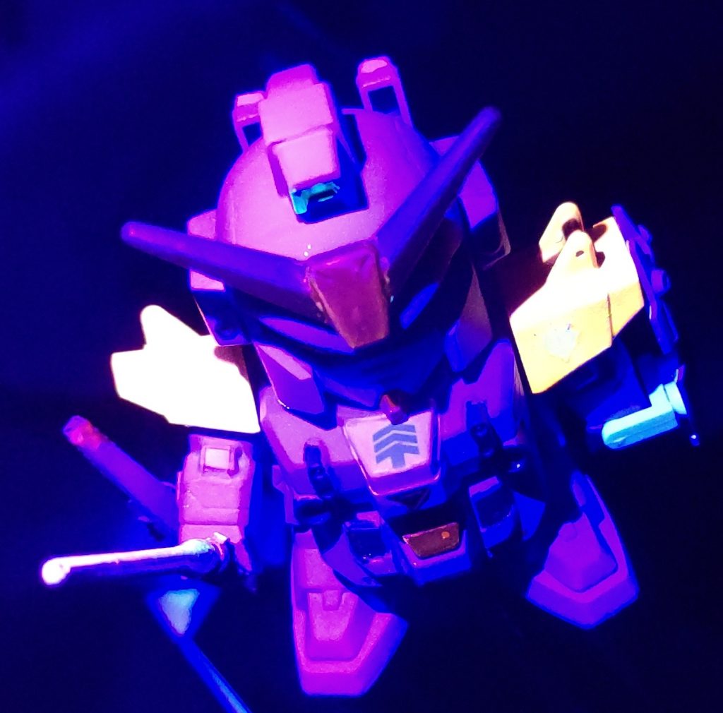 肩にUVライトをあてると光ります