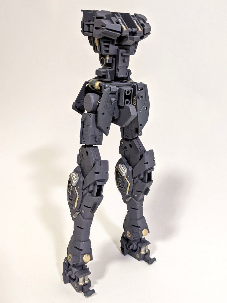 フレーム部分はほとんど見えませんが、メカサフ(ヘヴィ)の後、筆で部分塗装してます。