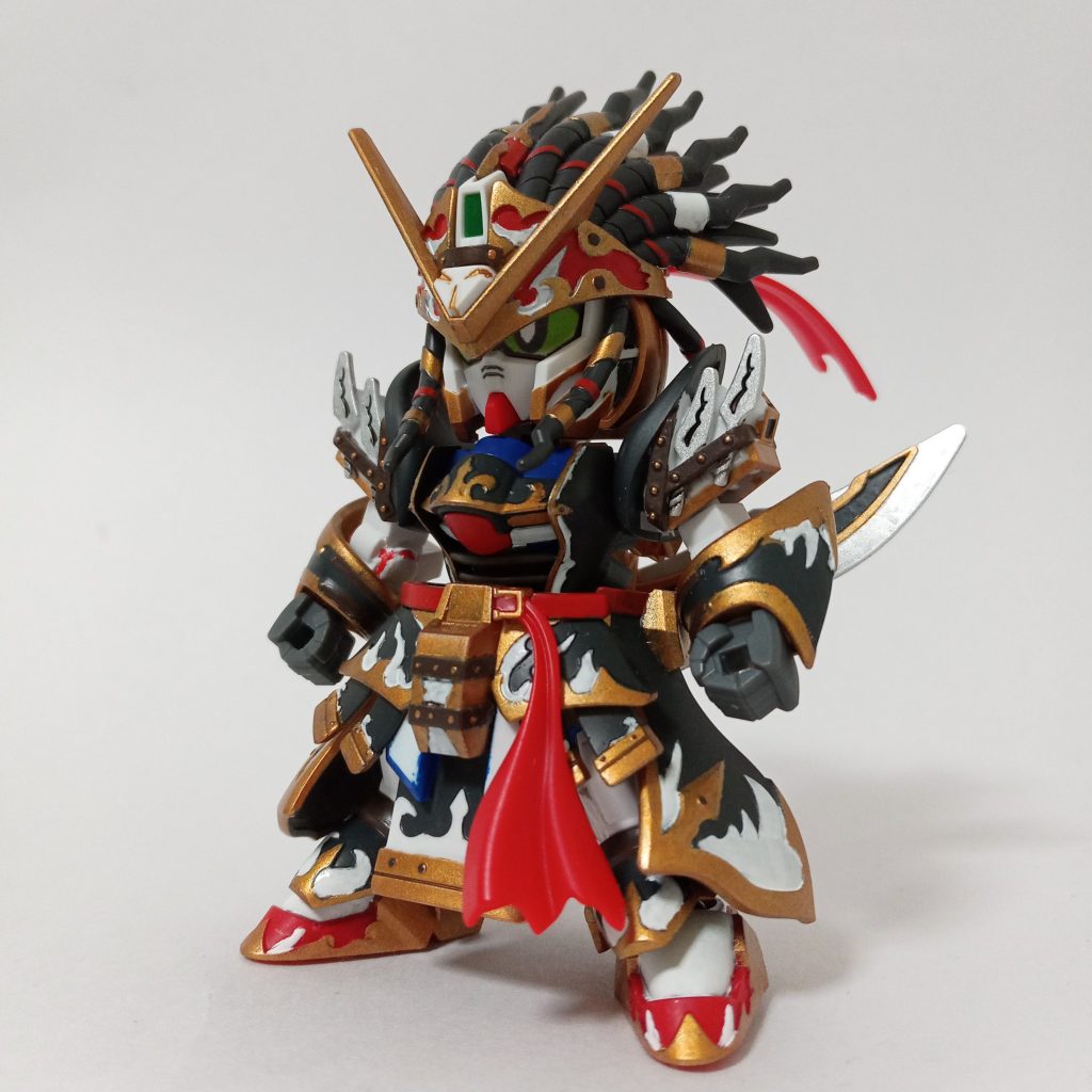 正面あまり見えないので、腕とスネの肉抜きを練習がてら埋めています。埋めた後の処理が難しい…それ以外は特にいじっていません。目は自作です。