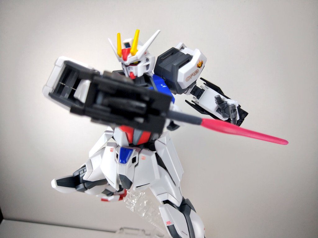 ストライクもビームガン/ショートビームサーベルとミサイルランチャーがあるので以前よりも戦闘力は上がっています