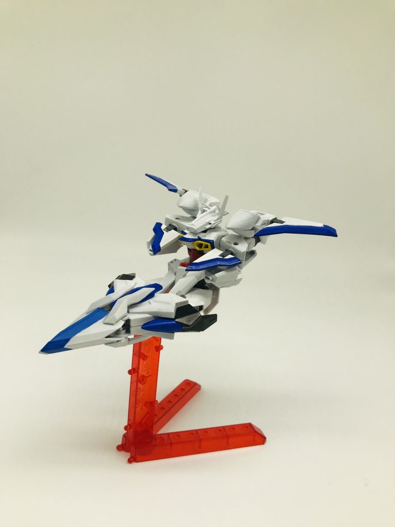 頭部の差し替えで変形します！なかなか特殊な変形で難儀しました。実を言うと脛の青いパーツは足の上に置いているだけです。ここら辺HGで販売されたときにどうなってるか気になりますね〜