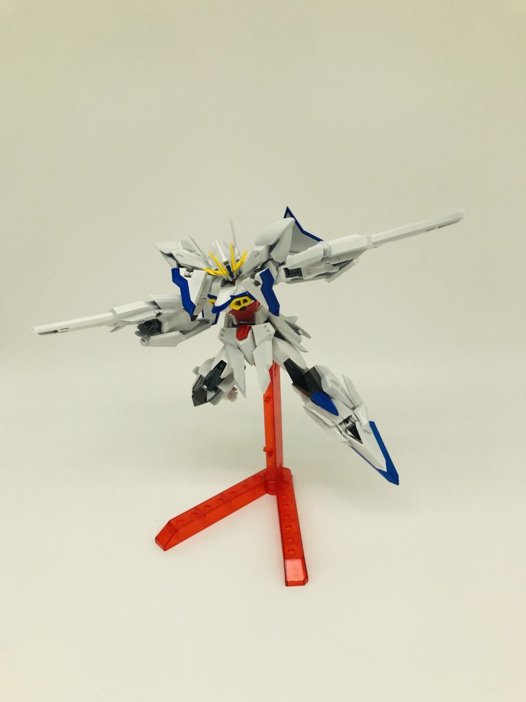 腰のビームライフルは取り外して装備可能です。持ち手は差し替えで作ってます。