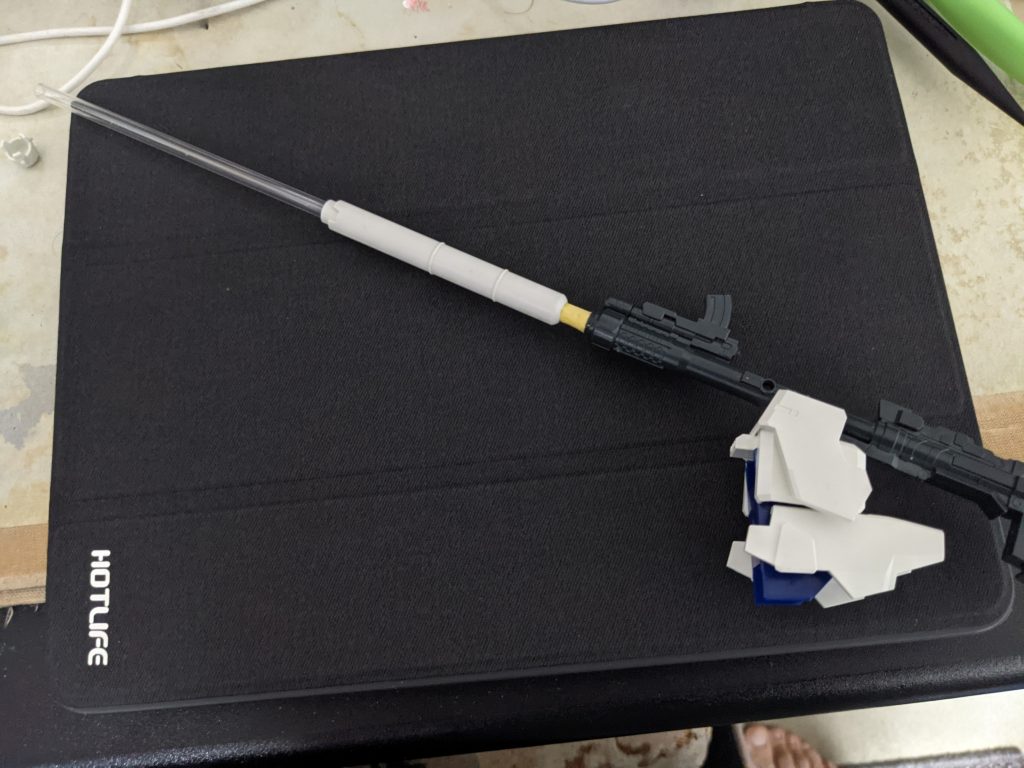 キャノン砲。ユニコーンのバズーカをベースに、プラパイプやジャンクで色々デコっています。白いのはPGユニコーンの装甲だったりします。ジャンク品ですよ?大きさ比較に10インチのiPadを下に敷いています。でかい。