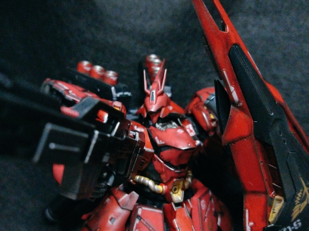 RGはパーツの破損とかが怖いので、派手なポーズを取るのが難しい（笑）