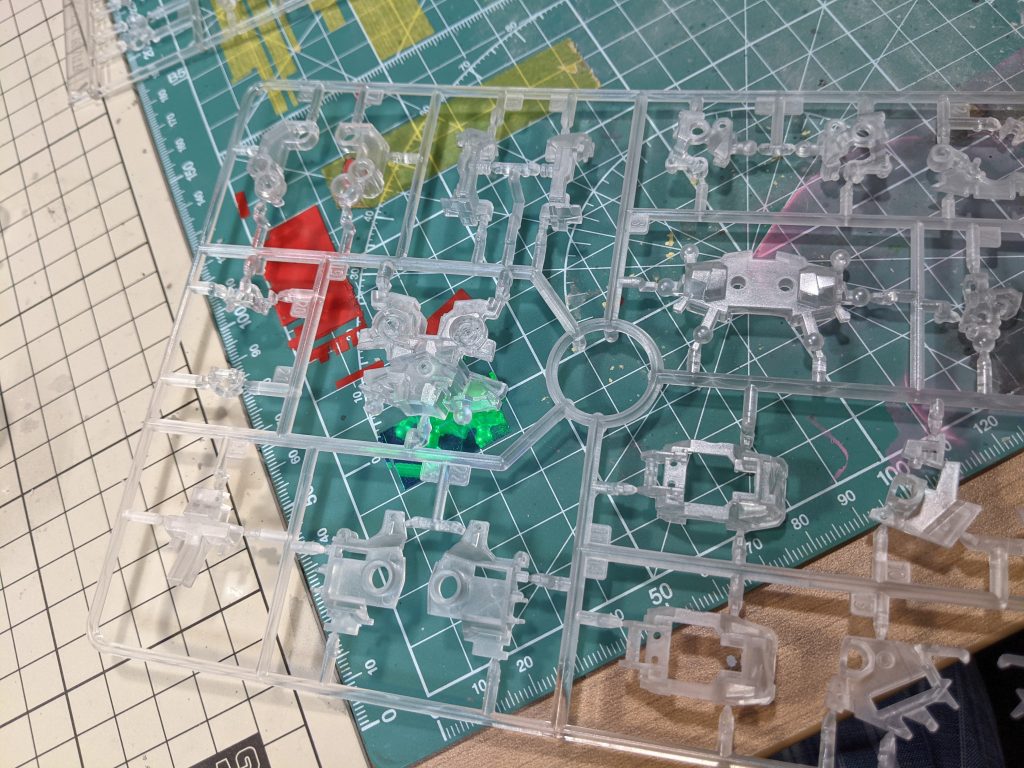 クリアパーツは光を拡散するために､パール塗装の上につや消しを吹いてます