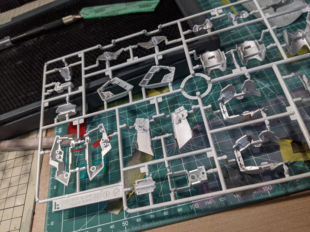 意味があったかわかんないですが､光を反射させるために外装の内側とシルバーで塗装しました