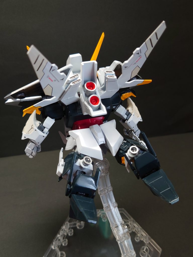 フライトフォームです。背部羽根の付け根と足に可動ジョイントを埋め込んだので設定通りに変形します。