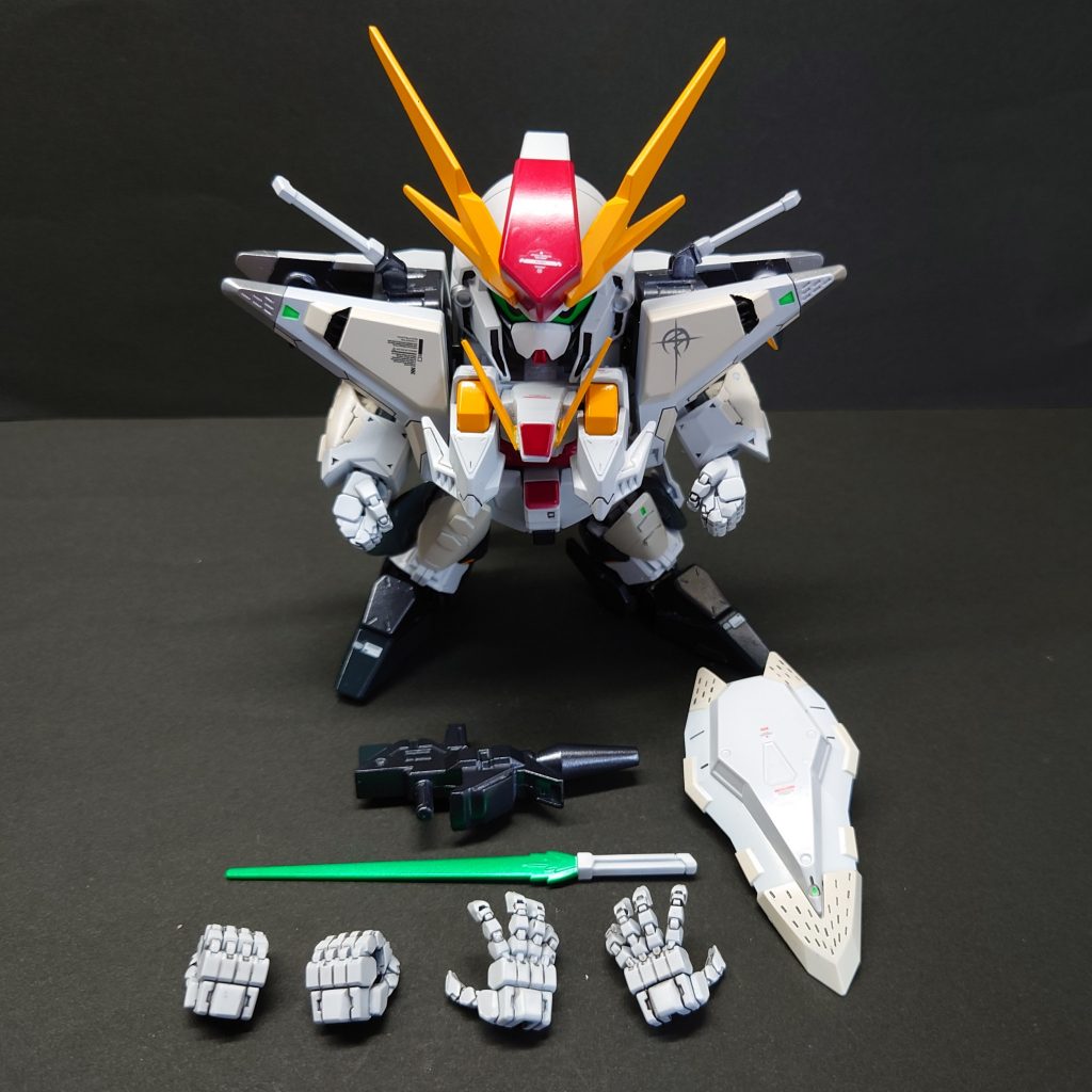 付属品一覧です。ハンドパーツは先にSDΞガンダムを作成している方々を参考に某ブキヤのワイルドハンドを使用。元々キットに付属していたミサイルファンネルはカラーリングが上手くいかなかった為排除しています。