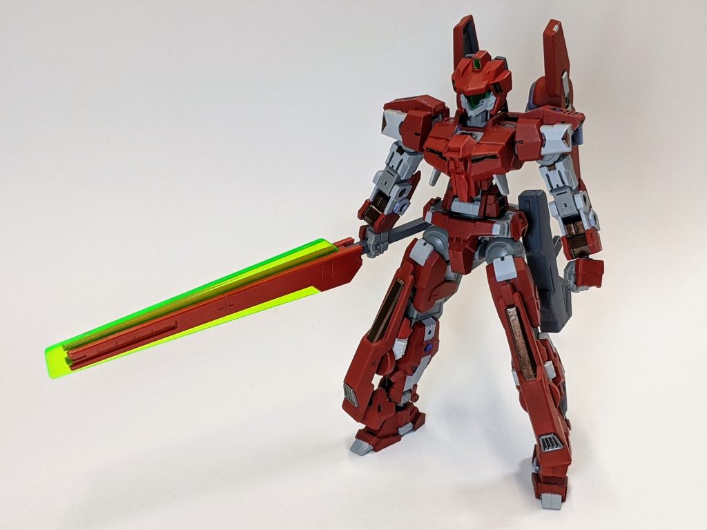 正面シタデルカラーにより装甲を塗り分け、ガンダムマーカーエアブラシで関節を塗装しています。