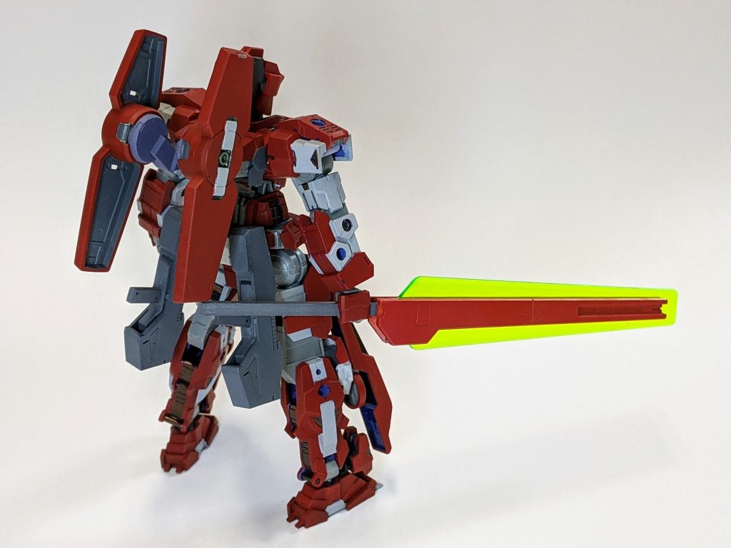 背面過去にガンスタで投稿している「ブレイブレイズガンダム」の武装と、グレイズのブースターやその他ジャンクを流用しています。