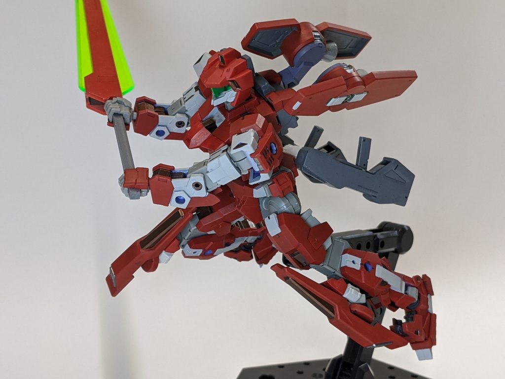 試作大型ビームソード。アルト本体はほぼそのまま塗り分けただけなので、武装の両手持ちも容易です。