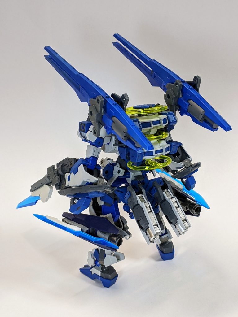 バックパックは30MMパーツで構成。3つの黄色いクリアパーツはエフェクトパーツを使用しています。