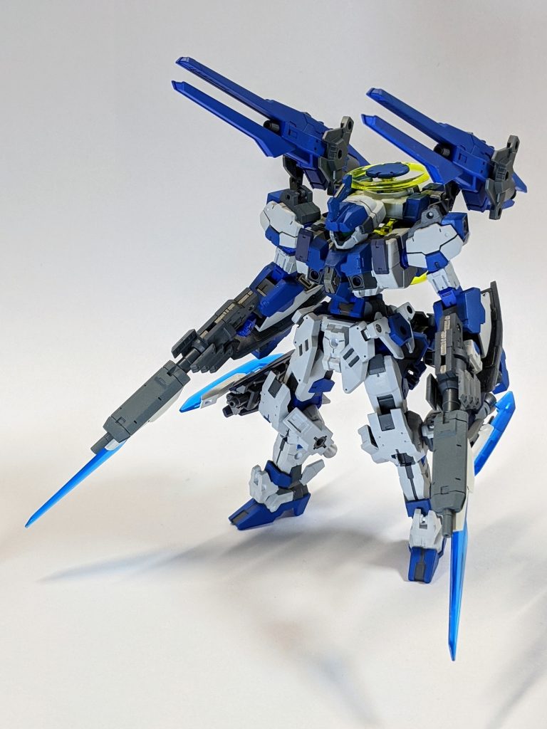 正面シタデルカラーで装甲を塗り分け、関節はガンダムマーカーエアブラシでガンダムブルーに塗装しています。武装はガンプラから流用しており、こちらもガンダムマーカーエアブラシで塗装しています。