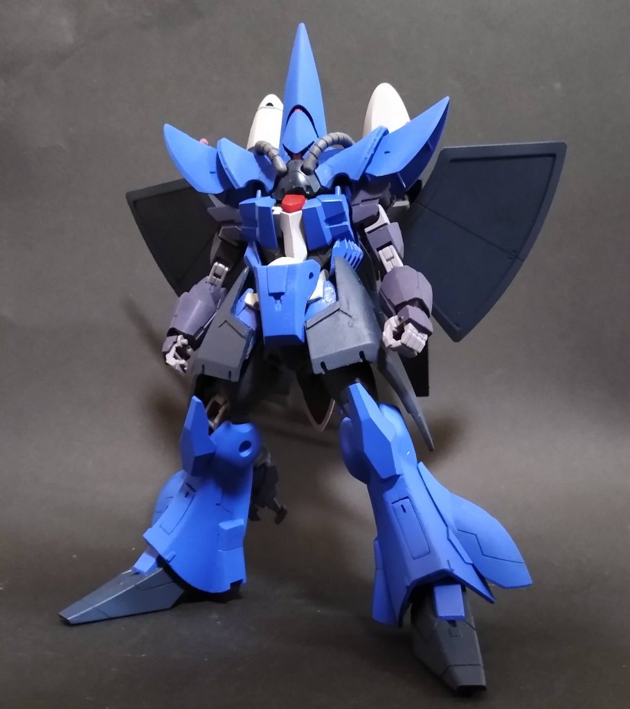 主な改造点は脚にアルスアースリィの装甲パーツを切って貼り付けた点です。カラーリングはアルスアースリィガンダムを意識しました。初めてガイアカラーを使用したのですが、発色の良さに感動しました。