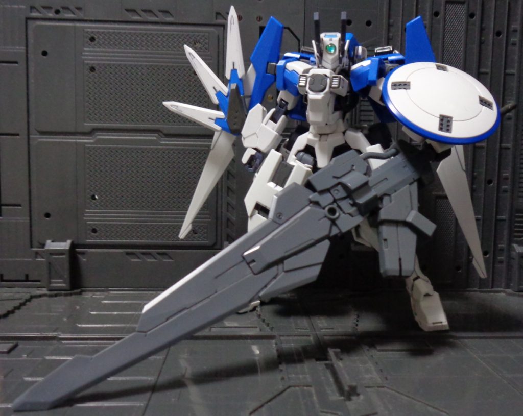 武装①GNキルソード　大型GNコンデンサー、ジンクス2のGNバスターソード、GNランチャーの砲口を繋ぎ合わせた装備。機体周辺のGN粒子を吸収して多重にGNフィールドを纏うことで斬撃の破壊力を増加させる他、幅広の刀身をそのまま盾として使用可能。GNコンデンサーに蓄積したGN粒子を大出力のビームとして砲口から放出する機能も持つ。②GNリフレクションシールド　ガンダムアストレアTYPE-F2に搭載されていた機能を円形シールドに落とし込んだ装備。シールドの曲面に沿ってビームを弾くことが可能。縁はGNソードの応用でGN粒子を定着させており、打撃武器として使用可能。