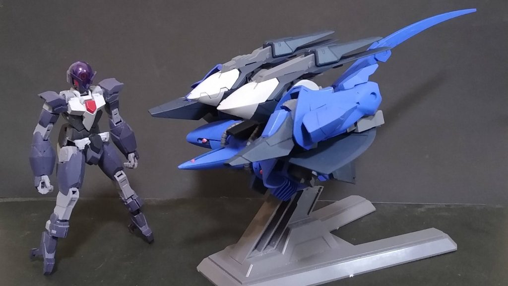 アーマーをMA形態に見立てた支援戦闘機です。フライルーを作成したときに使用しなかったAOZ的パーツがフィットして満足です。コアガンダムは初めてでしたが楽しかったので他のアーマーも後々作りたいと思い、アルスコアはなるべく手を入れないようにしました。胸の白と赤以外は成形色です。