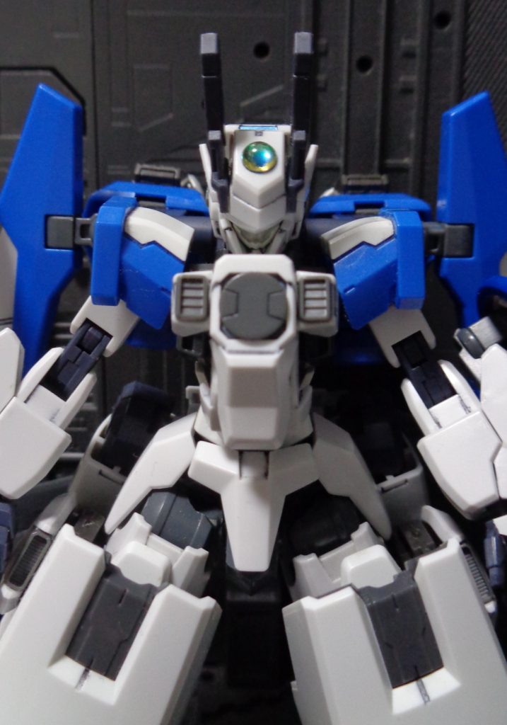 ③頭部アーマー＆胸部アーマー　頭部と胸部にGNシールドと同様の防御力を有するアーマーを装備。頭部アーマーには２対のアンテナとレンズ状のGNビーム砲を備える。GNビーム砲は小型高出力で収束・拡散の切り替えが可能と高性能だが、GNビーム発射時はGN粒子の影響で頭部アンテナとセンサーが機能しなくなる不具合がある為、胸部アーマーに円形センサーが追加装備されている。ちなみに発射トリガーは音声認識で「ジィィエヌビィィィィィィム！」と叫ぶ必要がありマイスターからは甚だ不評。