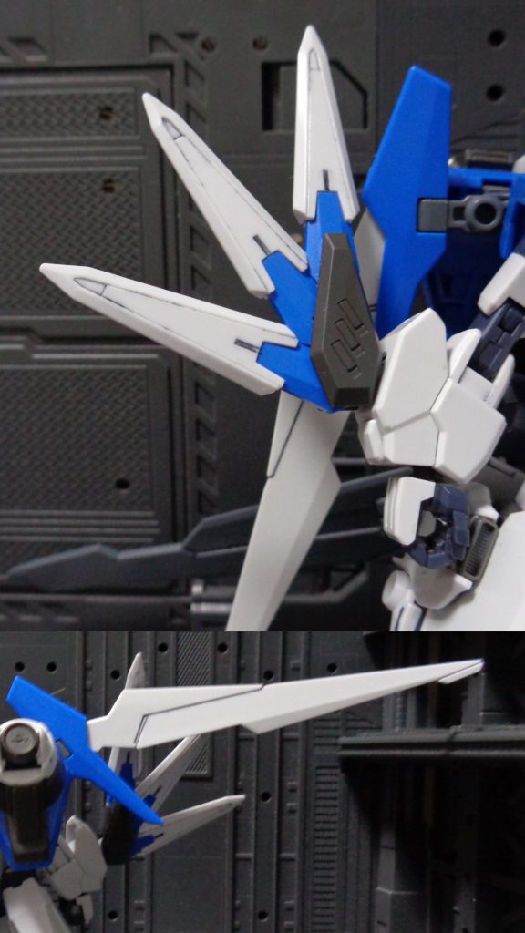 ④GNレザー　右腕部に装備される小型GNブレイドを３枚連結した近接武装。⑤GNウイング　大型クラビカルアンテナの機能を持つ可動式のウイング。GNソードとしても使用可能。