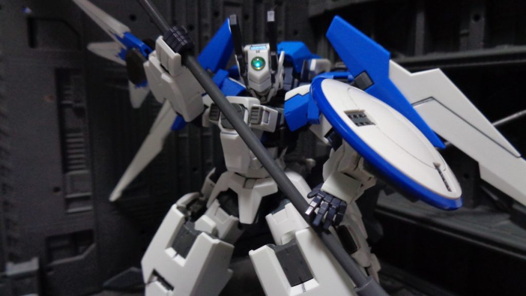 今回のネタ。GNヘビィムーンはバンダイナムコのゲーム「GOD EATER」の神機ヘヴィムーンの斧月展開状態。追加パーツを作っている時に「ゲッターロボアーク」の放送が始まり、斧をゲッタートマホークに見立てて頭にゲッタービーム発射口、腕にゲッターレザー、背中にゲッターウイングを付けたという感じです。アークというよりは真ゲッターのイメージで作った武装ですね。完全にノリで作りましたが、自分なりに格好いいと思えるものが出来たので良かったです。ヽ(=´▽`=)ﾉ