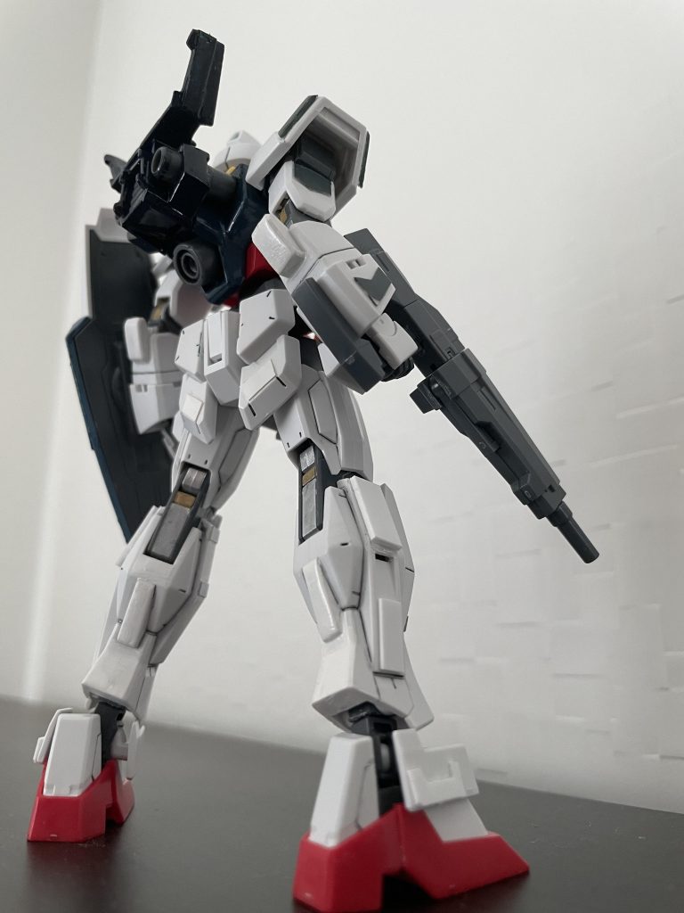 ディテールを増やしつつ、デザインナイフで切り込みを入れました。