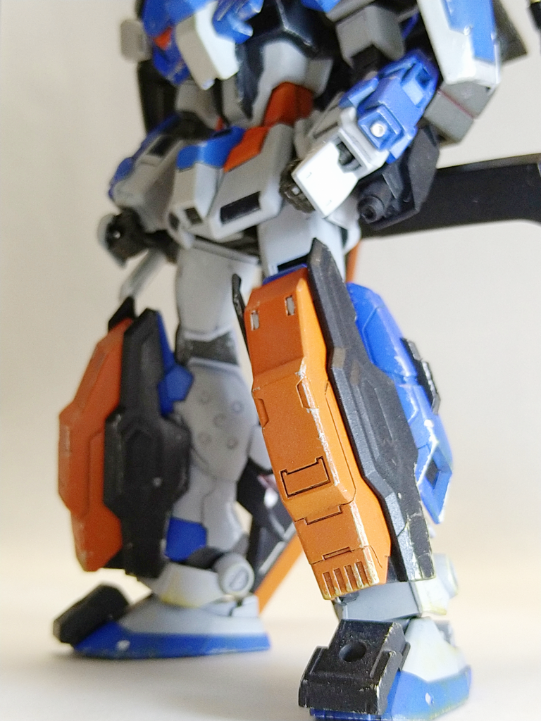 個人的に気に入っている脚部のアップ。スミ入れをしっかりとしたい所はデザインナイフで掘り直し。初めての割にはなかなか良いのではないでしょうか。こんなのに乗るバカは無茶をしそうなイメージがあるので、全体的にダメージを多めに仕上げてます。