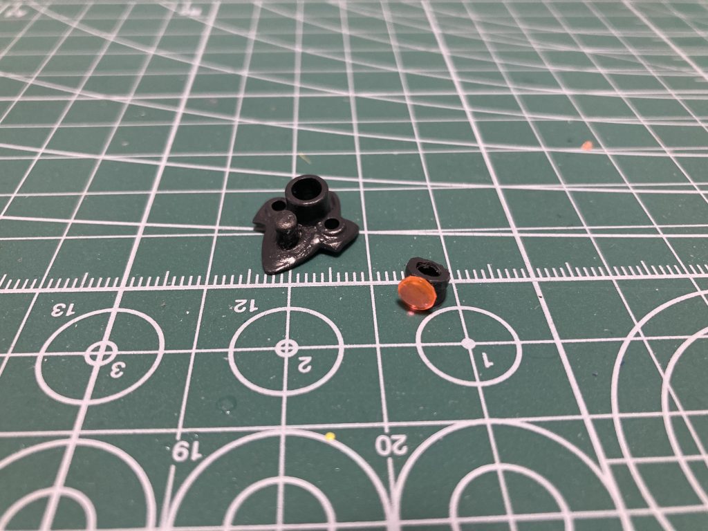 ここまで書いて気づいたのですが、1つ加工点を書き忘れていたので追加です！モノアイをHアイズにして裏にラピーテープを貼って発光してるように。さらに左右に稼働できるように本来シールを貼る部分を削り、ランナーを短く切って接着し後、ポリキャップを刺しています。動かす時にHアイズが剥がれそうになるのが難点ですけどね( ˊᵕˋ ;)💦