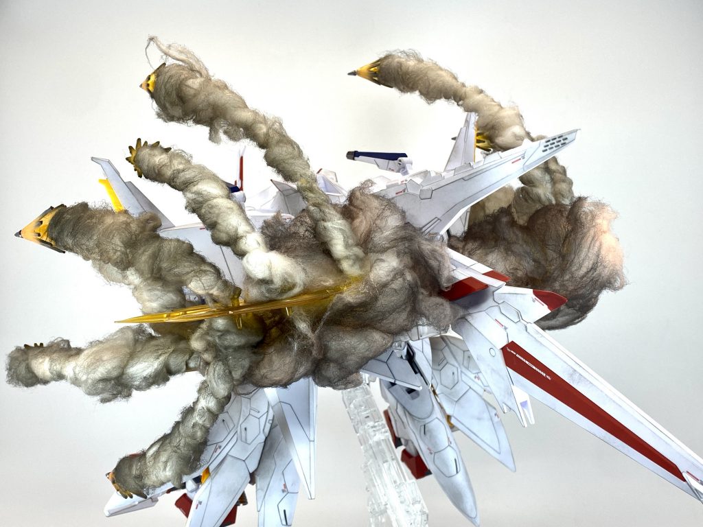 後ろの基部となるエフェクトにも綿を巻いています。