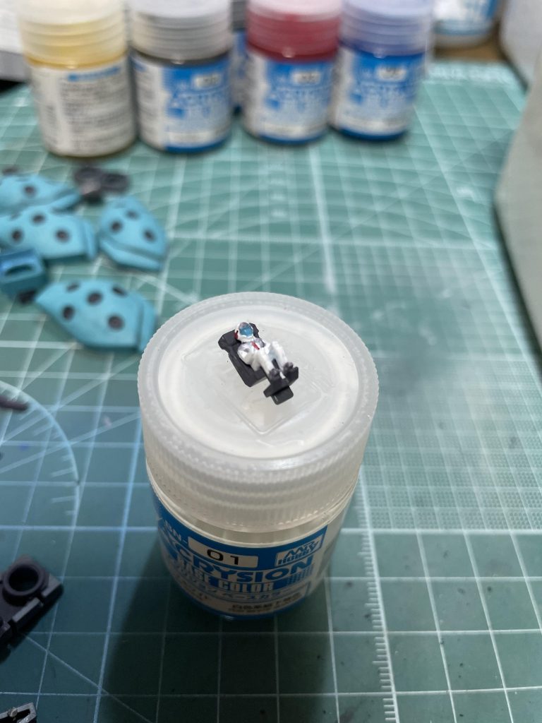 おまけその2多分組み終わったらもう観ることが無さそうなパイロット白以外はリアルタッチマーカー各色でおおまかに描いていったので、案外短時間で終わりました