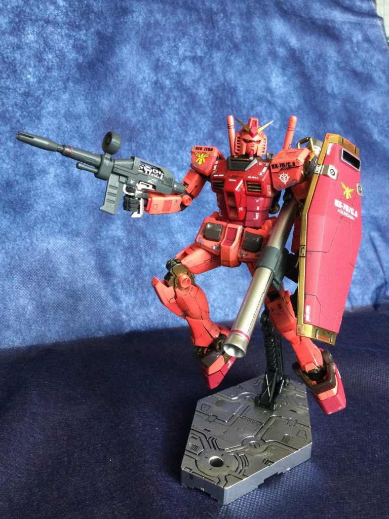 基本、成形色に墨入れ+トップコート(艶消し)仕上げにしました。元々ストレート組みで渡す予定だったのですが…若干の百式感を出す為に(何の為に⁉️)部分的に、ゴールドを吹いています‼️