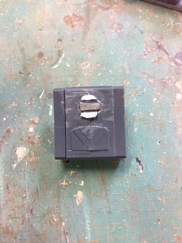 取り付けるバルデュス側には、駄目になったデザインナイフの刃を折って貼り付けました。これでかんたんに取り外しできます。