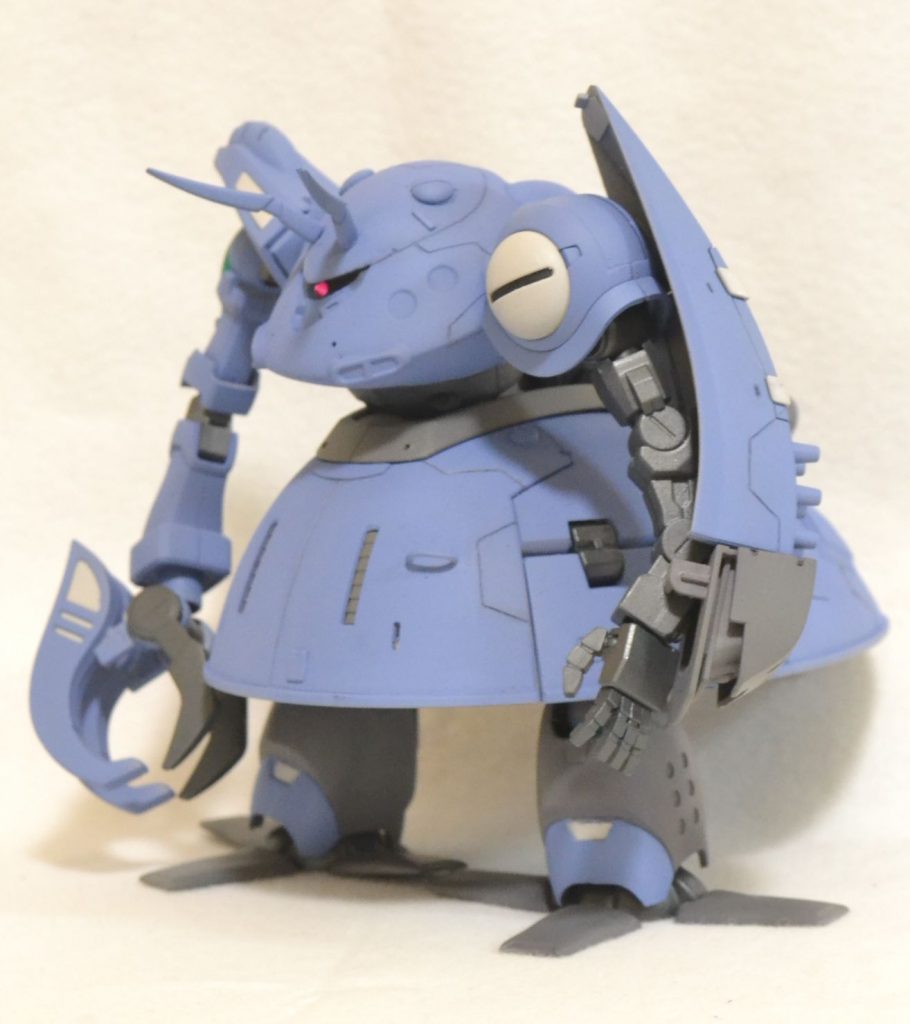 スネのワンポイントアクセントとスジ彫りが今回のお気に入りです。ほぼポン付けなんですが、手足と腰の取付位置は試行錯誤を繰り返しました。バウンドドックはもともと水中用としてデザインされたという記述を見つけて水陸両用モビルアーマーということにしました。カタチはバウンドドック、カラーリングはハイゴッグをイメージしています。